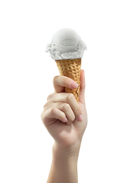 Una mano de mujer sosteniendo una bola de helado sobre fondo transparente de cono