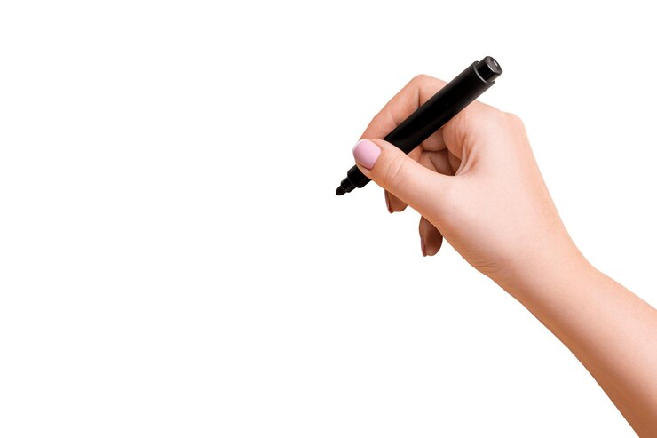 PSD la mano de la mujer sosteniendo un marcador negro y a punto de escribir en un fondo en blanco.