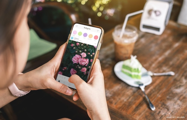 Mano de mujer sosteniendo la plantilla de maqueta de pantalla de teléfono móvil Concepto de tecnología