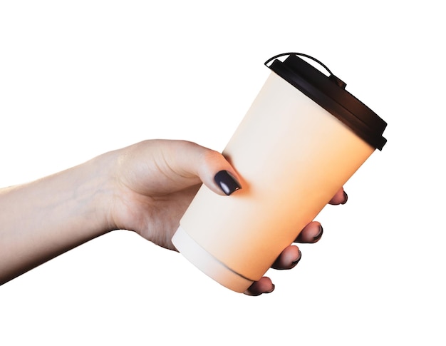 La mano de la mujer sosteniendo una taza de café