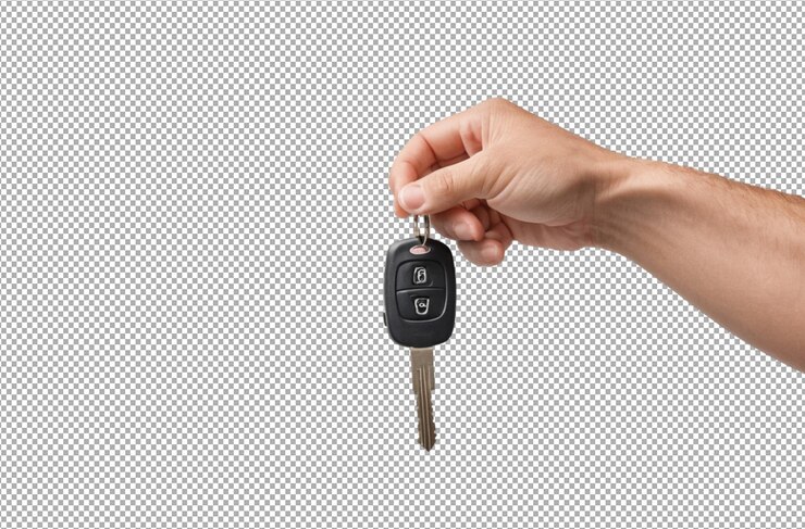 PSD la mano que sostiene con fuerza una llave de coche