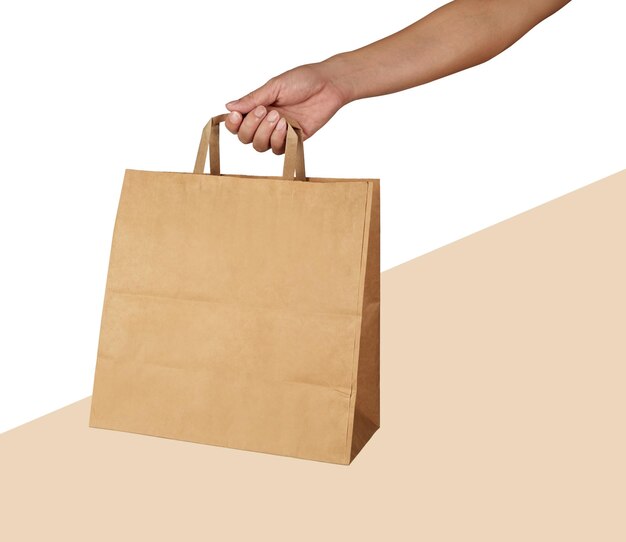 PSD mano sosteniendo una bolsa de papel marrón con el mango aislado sobre fondo blanco