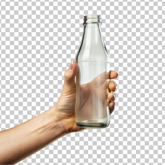 Mano sosteniendo una botella de vidrio vacía sobre un fondo transparente