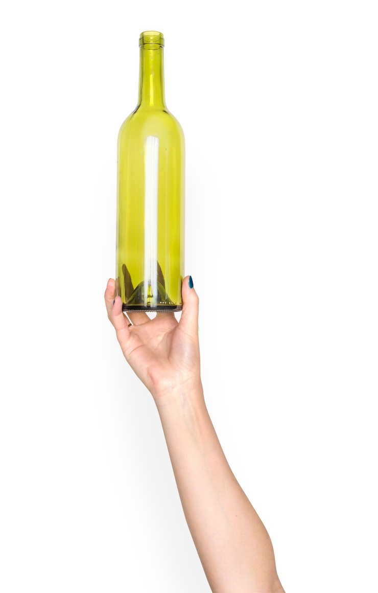 PSD mano sosteniendo la botella