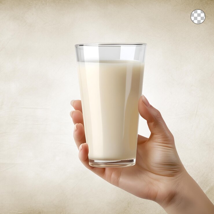 PSD mano sosteniendo un vaso de leche aislado sobre un fondo transparente