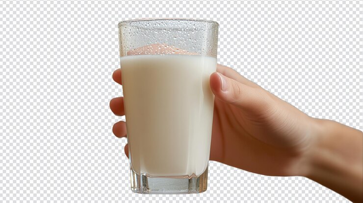 PSD una mano sosteniendo un vaso de leche fresca contra un fondo claro que muestra una bebida refrescante lista para ser disfrutada