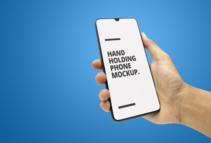 PSD mano sujetando diseño de maqueta de smartphone aislado