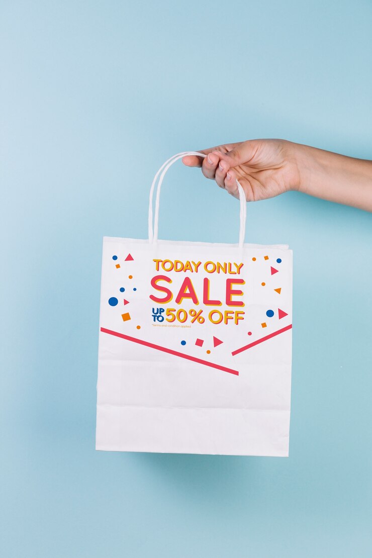 PSD mano sujetando mockup de bolsa de compra