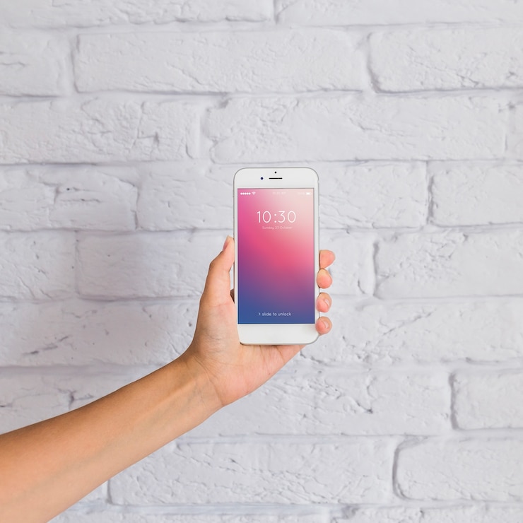 PSD mano sujetando mockup de smartphone