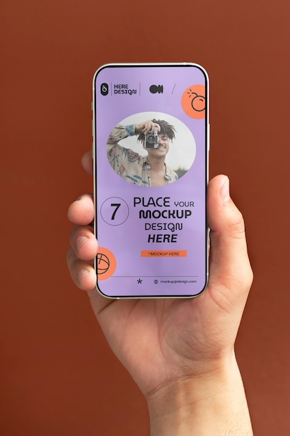 PSD mano sujetando mockup de smartphone