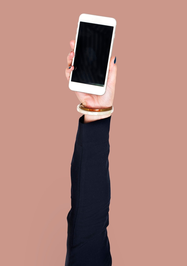 PSD mano sujetando teléfono