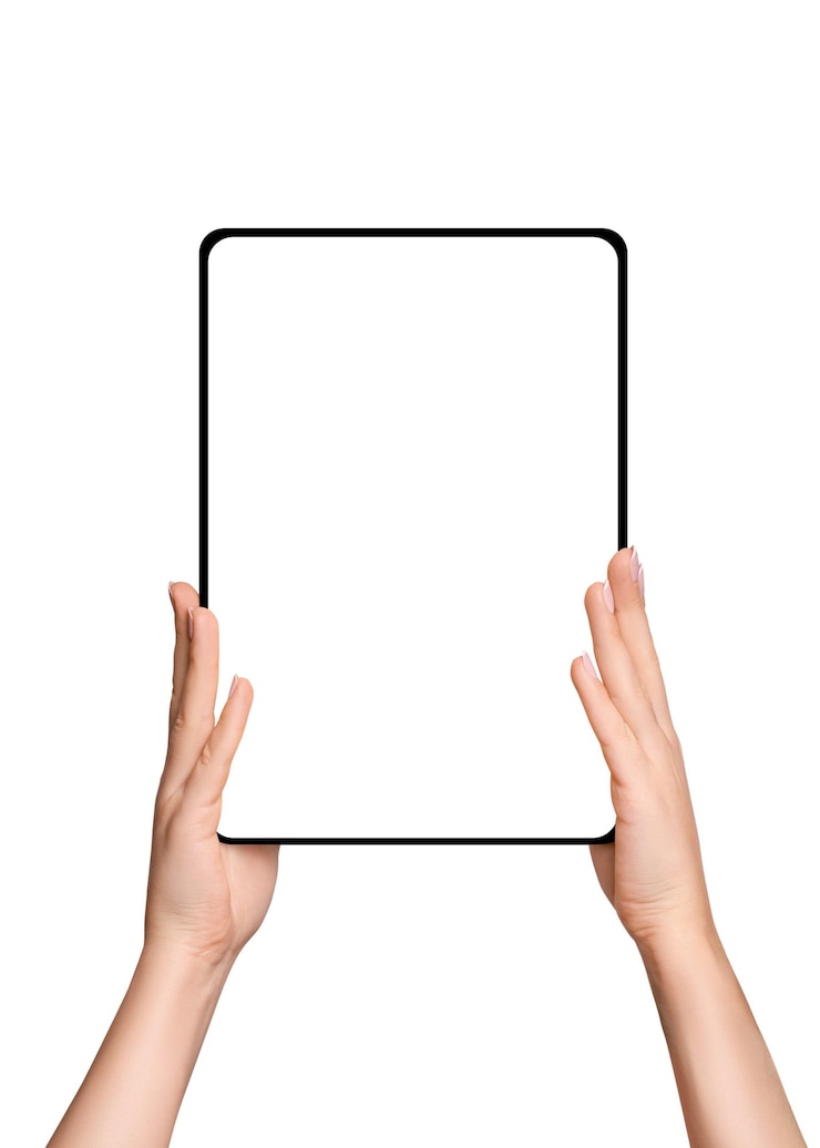 PSD manos femeninas sosteniendo una tableta con una pantalla en blanco sobre un fondo vacío.