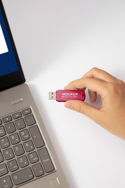 Manos de la persona que sostienen la memoria USB