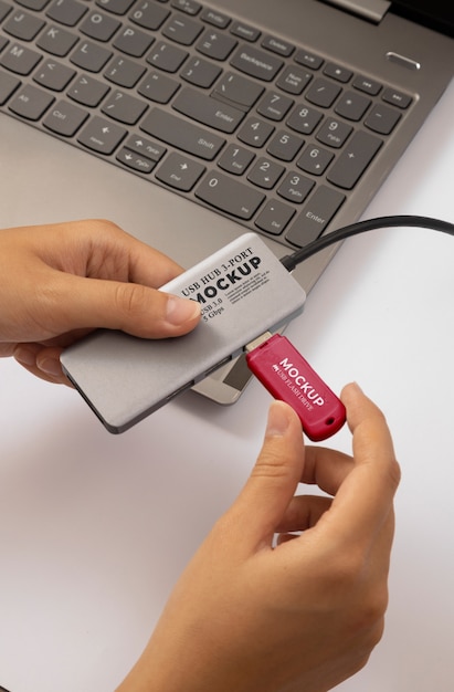 Manos de la persona que sostienen la memoria USB