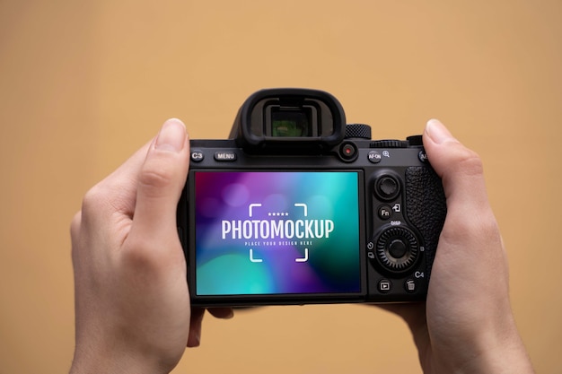 Manos sosteniendo una cámara de fotos profesional