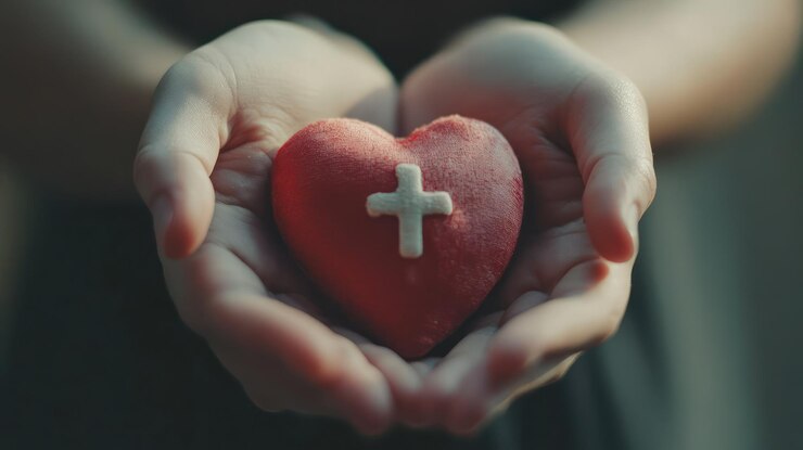 PSD manos sosteniendo un corazón rojo con una cruz un símbolo de fe y amor