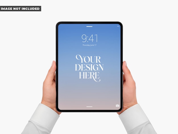 Manos sosteniendo una maqueta de tableta digital con diseño en un fondo blanco