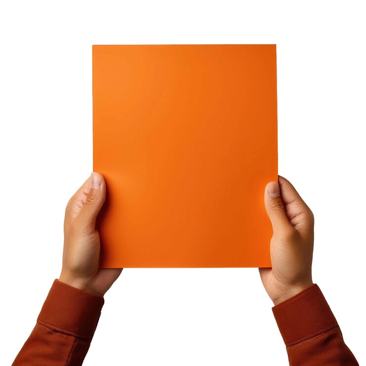 PSD manos sosteniendo una tarjeta naranja