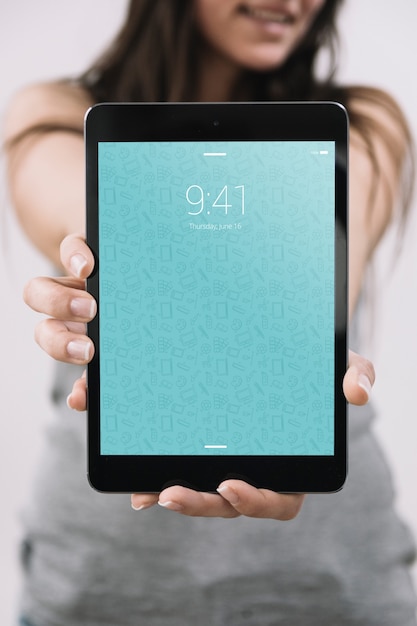 PSD manos sujetando mockup de tablet