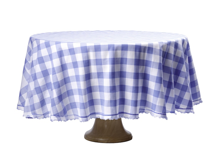 PSD un mantel de cuadros azul y blanco en un pedestal marrón
