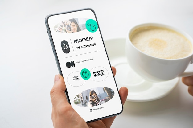 Mão de alto ângulo com smartphone e café