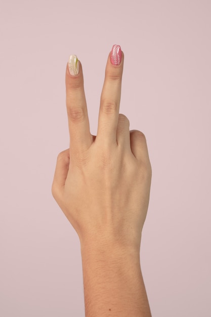 Mão de mulher adulta com esmalte