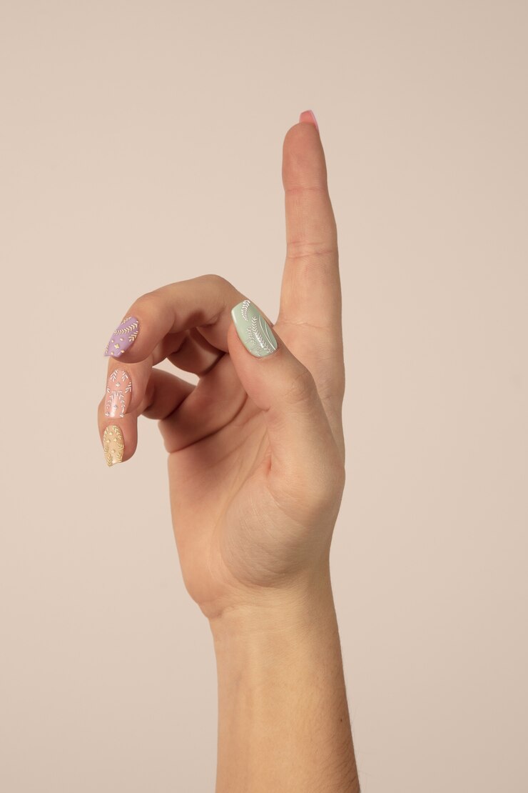 PSD mão de mulher adulta com esmalte