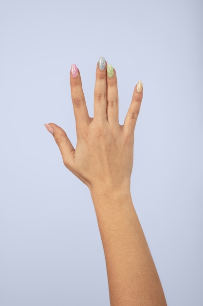 Mão de mulher adulta com esmalte