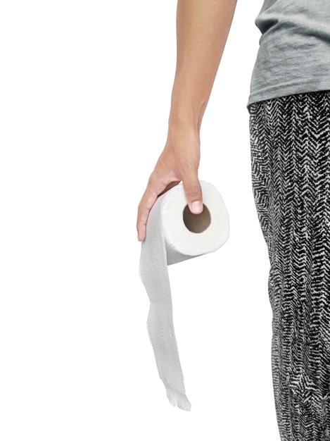 mão masculina segurando um rolo de papel higiênico de fundo transparente