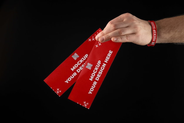 Mão realista segurando bilhetes vermelhos