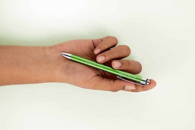 PSD mão segurando maquete de caneta