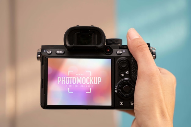 Mão segurando uma câmera fotográfica profissional