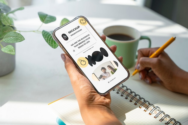 Mãos de alto ângulo com smartphone e café