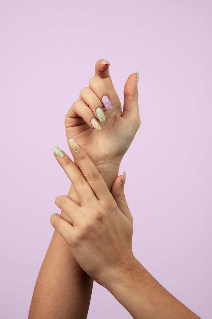 PSD mãos de mulher adulta com esmalte