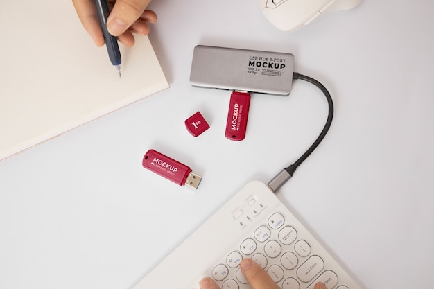 Mãos de uma pessoa segurando um stick de memória usb