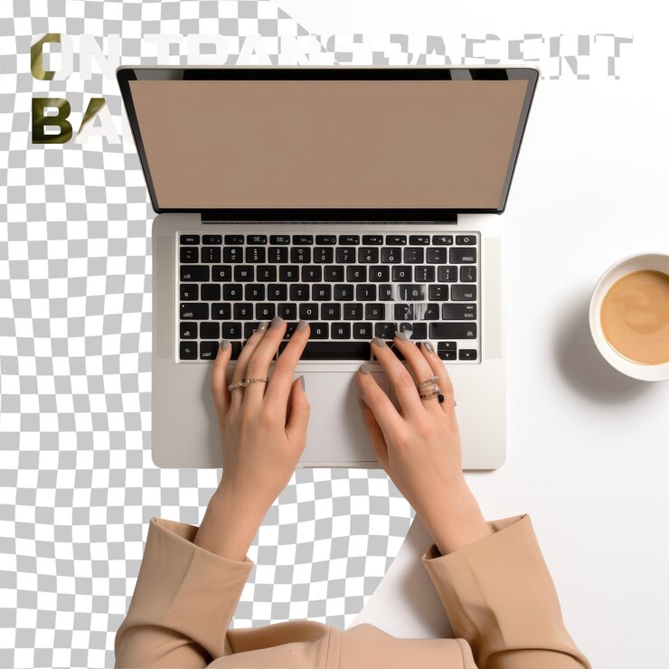 PSD mãos femininas trabalhando em um laptop moderno desktop de escritório em fundo transparente