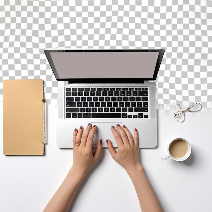 PSD mãos femininas trabalhando em um laptop moderno desktop de escritório em fundo transparente