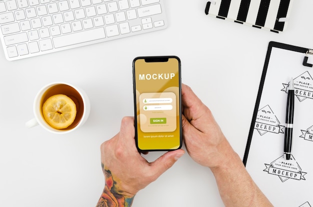 PSD mãos planas segurando um modelo de smartphone