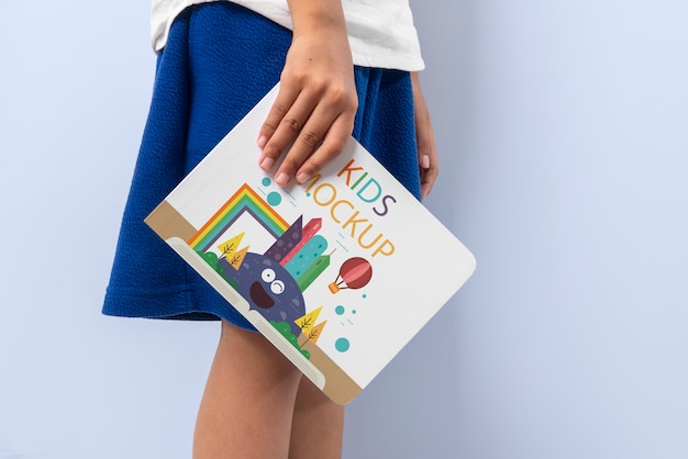 Mãos segurando maquete de livro infantil