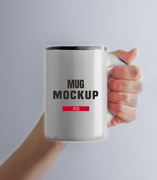 Mãos segurando uma maquete de uma caneca