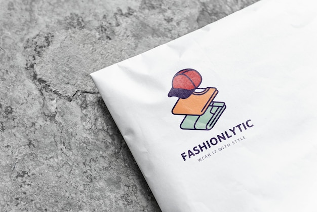 Maqueta de bolsa de correo de plástico con el logotipo de la moda