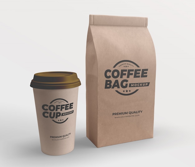 Maqueta de bolsa de papel marrón artesanal y taza de café