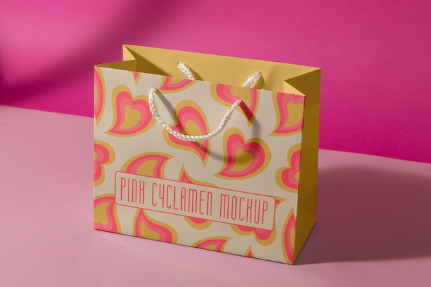 PSD maqueta de bolsa de regalo de ciclamen rosado