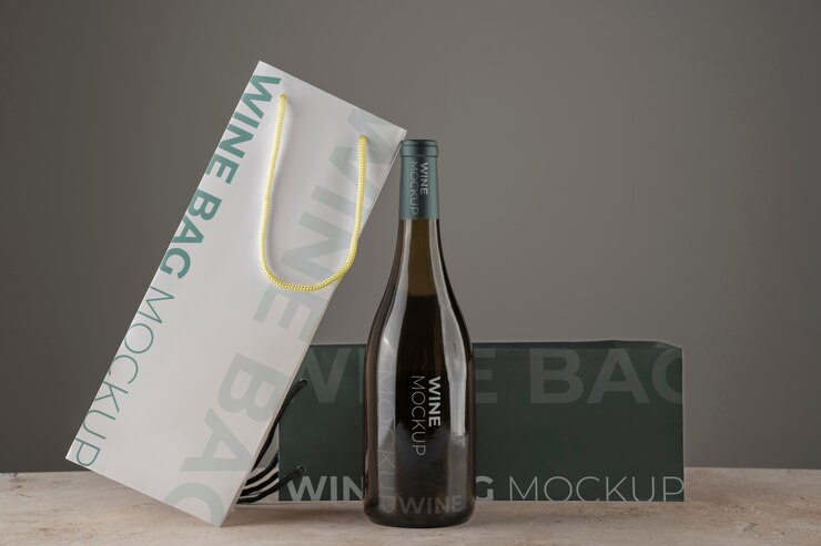 Maqueta de bolsa de vino y botella de vino
