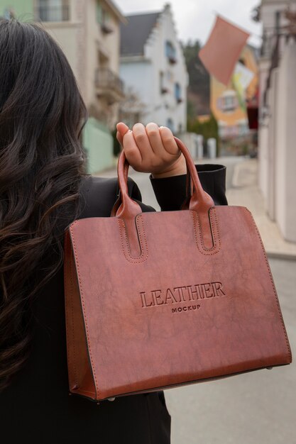 Maqueta de bolso de cuero real para mujer.