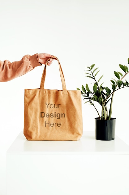 Maqueta de bolso en mano