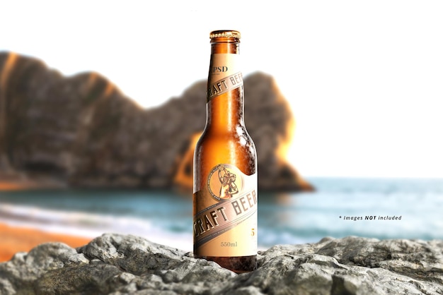 Maqueta de botella de cerveza fría en la playa