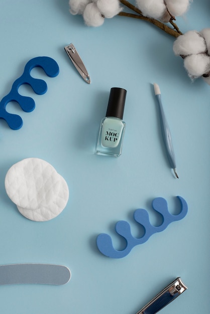 Maqueta de botella de esmalte de uñas con elementos esenciales de manicura