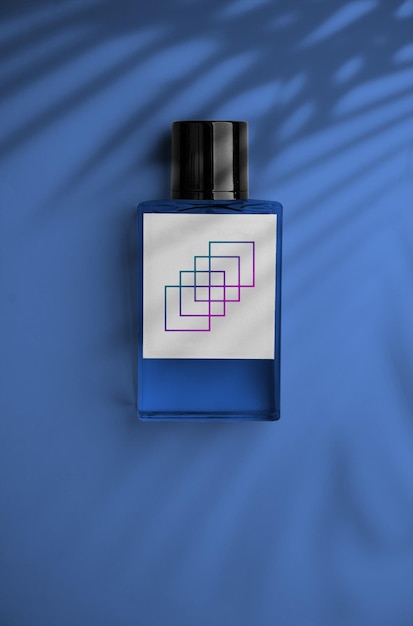 Maqueta de botella de perfume realista para diseño de logotipo