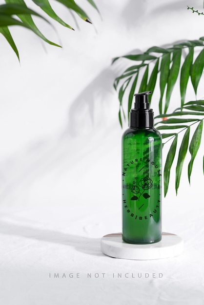 maqueta de botella de plástico verde con palmeras de hoja perenne tropical deja espacio de copia